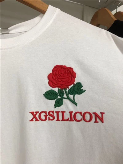 کپڑوں پر سلیکون لوگو